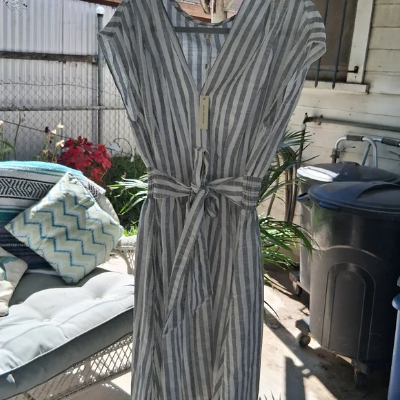 Striped Gray and White Dress - Picture 4 of 9